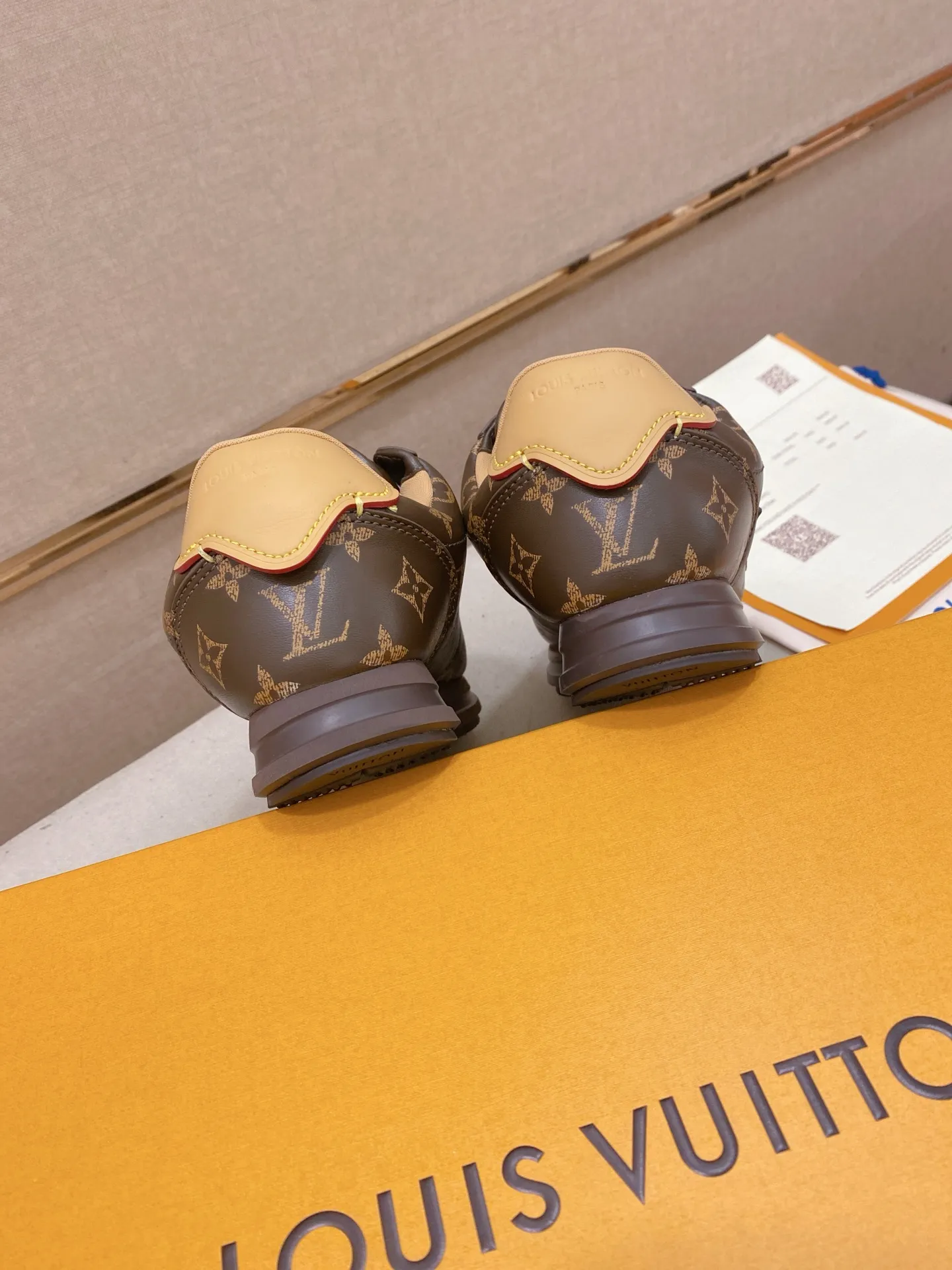 Men's shoes💰: Couple style 700💰LOUIS VUITTON Footint Soccer sneakers‼ ️ The top version, the same sneakers for LV couples. You will look fashionable when you wear them. This Footint Soccer sneaker was unveiled in the 2025 spring and summer series fashion show. The tongue is embellished with the Lvers United badge inspired by the football team. The rubber sole of the foot is decorated with multiple Louis Vuitton logos. The original latest packaging. Fabric: original imported cowhide. Lining: original imported breathable mesh. Foot pad: original injection molding pad. Outsole: original molded T combination outsole. Size: 35-45.